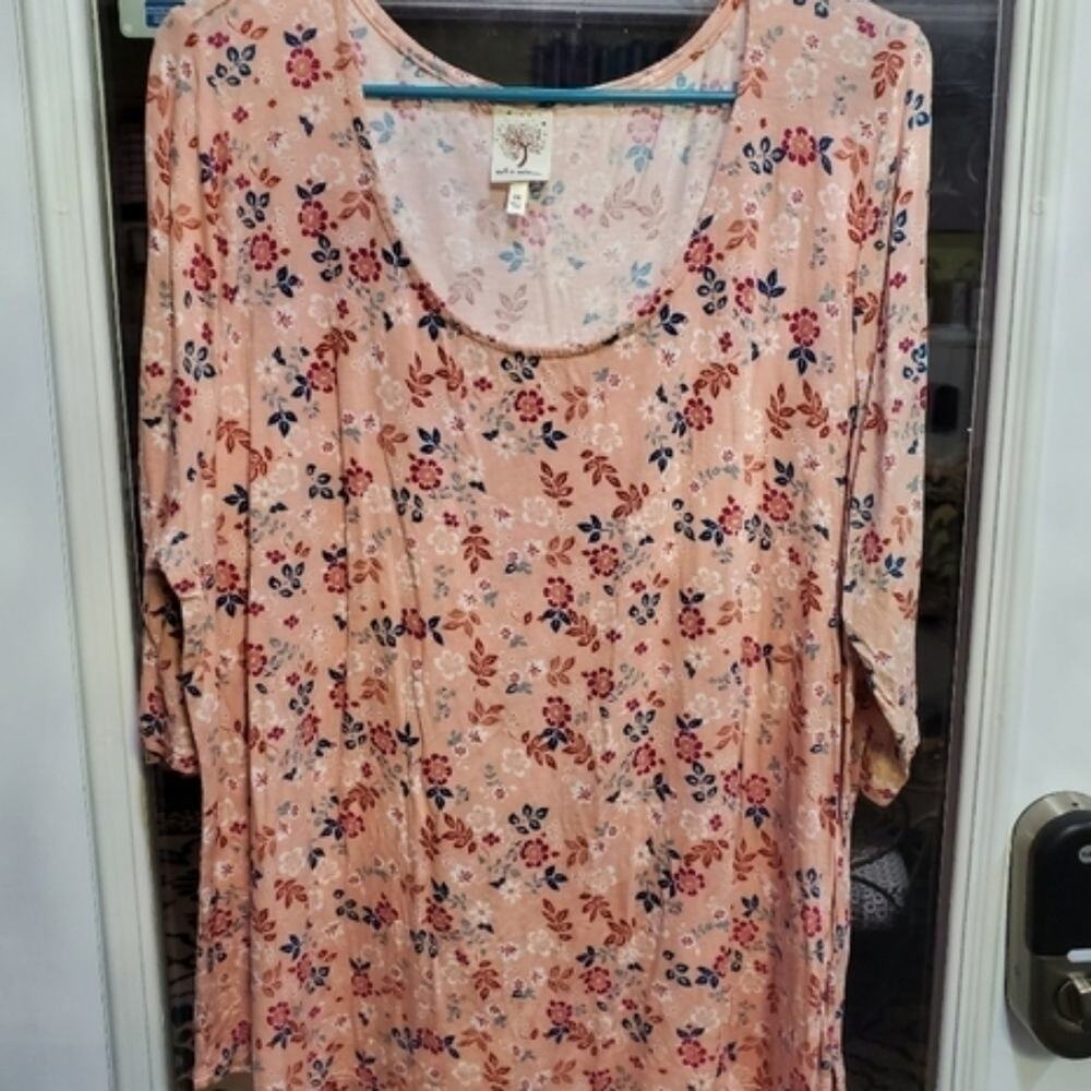 Super soft floral tunic

Plus size 2X‎